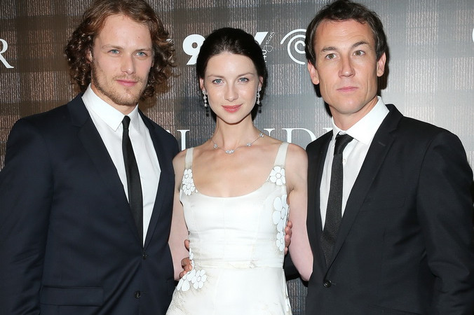 Новинки в мире сериалов: «Чужестранка» Сериал «Чужестранка». Сэм Юэн, Каитриона Бэлфи и Тобиаш Мензес на премьере сериала «Чужестранка» в Нью-Йорке. Фото: Jemal Countess/Getty Images | Epoch Times Россия