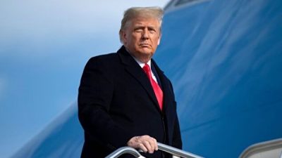 Президент США Дональд Трамп садится на борт самолета Air Force One перед вылетом с объединённой авиабазы Эндрюс в штате Мэриленд, 12 декабря 2020 года. BRENDAN SMIALOWSKI/AFP via Getty Images