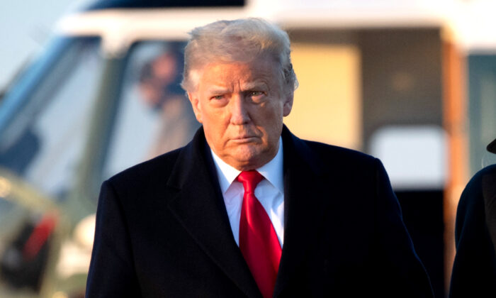 Президент Дональд Трамп идёт на борт самолета Air Force One перед вылетом с объединённой авиабазы Эндрюс в штате Мэриленд, 23 декабря 2020 года