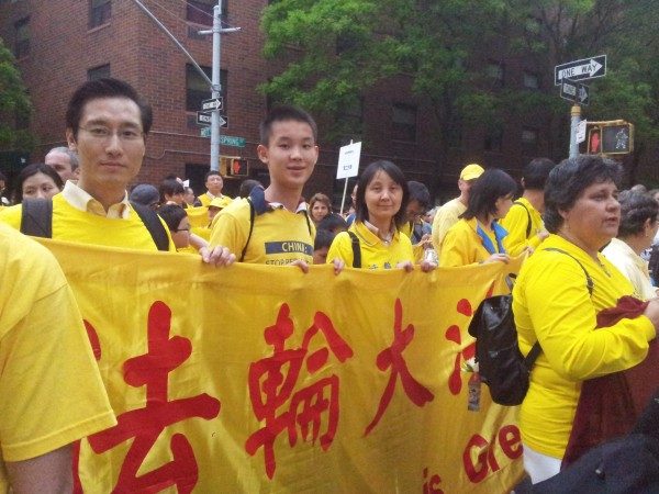 Юй Чао (слева), его сын Юй Гуйчжэнь (в центре) и его жена Чу Тун (справа) 18 мая 2013 года на параде Фалунь Дафа в Нью-Йорке, в китайском квартале. Фото: Yu Chao | Epoch Times Россия