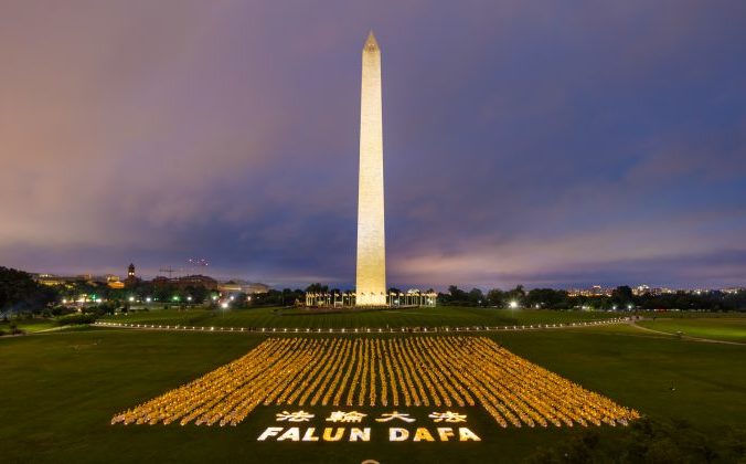 Практикующие Фалуньгун принимают участие во всенощной акции при свечах, чтобы почтить память практикующих, погибших в Китае за свою веру. 22 июня 2018 года, Вашингтон. Mark Zou / The Epoch Times