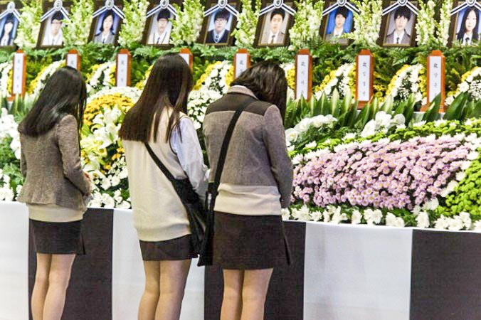 Глава компании-оператора парома «Севоль» осуждён на 10 лет тюрьмы Скорбь по погибшим при крушении парома