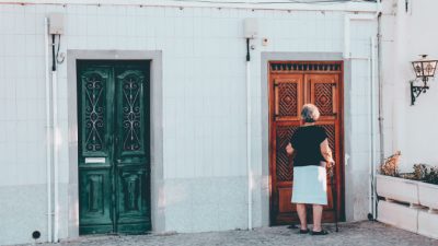 1 января соседка громким стуком в дверь разбудила всю семью. А через несколько минут рухнула крыша