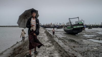 Беженцы рохинджа вынуждены сутками ждать в открытом море, чтобы бежать из Мьянмы