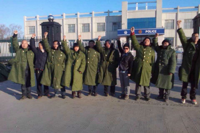 10 юристов и активистов 27 марта протестовали около полицейского участка города Цзяньсаньцзян провинции Хэйлунцзян, призывая освободить задержанных правозащитников, выступающих против задержания граждан в «чёрной» тюрьме. Китайские активисты сообщили, что объект был закрыт 28 апреля 2014 года. Фото: телекомпания NTD
