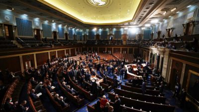 Вице-президент Майк Пенс председательствует на сертификации голосов коллегии выборщиков во время совместного заседания Конгресса в Капитолии США в Вашингтоне 6 января 2021 г.  KEVIN DIETSCH / POOL / AFP) (Photo by KEVIN DIETSCH/POOL/AFP via Getty Images)