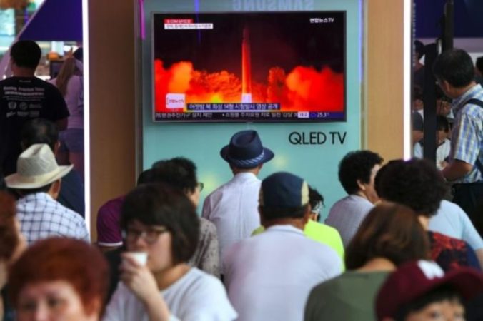 Люди смотрят телевизионный репортаж о последнем запуске межконтинентальной баллистической ракеты Северной Кореи. Сеул, 29 июля 2017 года. Фото: JUNG YEON-JE/AFP/Getty Images | Epoch Times Россия