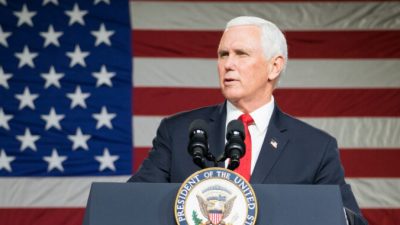 Вице-президент США Майк Пенс выступает во время посещения церкви Рок-Спрингс для кампании за кандидатов в Сенат от Республиканской партии в Милнере, штат Джорджия, 4 января 2021 года. Megan Varner/Getty Images