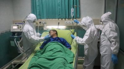 (Фото) Студенты-санитары всю ночь помогали больной COVID-19 и уснули на полу возле её кровати