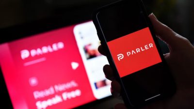 Логотип приложения для социальных сетей Parler отображается на смартфоне. Olivier Douliery/AFP via Getty Images