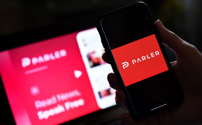 Логотип приложения для социальных сетей Parler отображается на смартфоне. Olivier Douliery/AFP via Getty Images