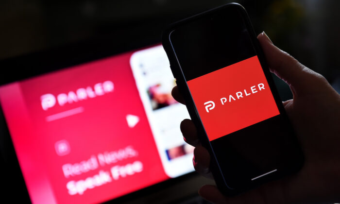 Логотип приложения для социальных сетей Parler отображается на смартфоне