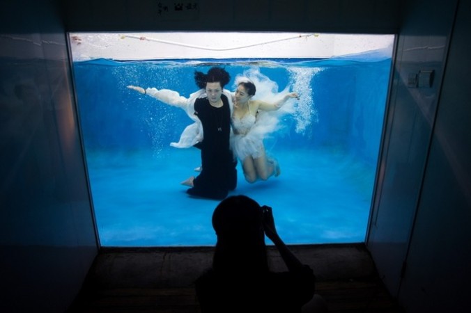 Свадьбы в Китае всё чаще проводятся в западном стиле. Фото: JOHANNES EISELE/AFP/Getty Images | Epoch Times Россия