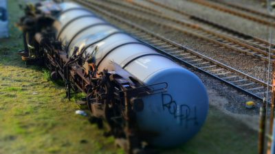 В ЮАР товарный поезд с серой сошёл с рельсов