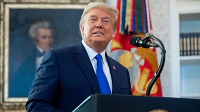 Президент США Дональд Трамп выступает на церемонии вручения Президентской медали Свободы борцу Дэну Гейблу в Овальном кабинете Белого дома в Вашингтоне, округ Колумбия, 7 декабря 2020 года. SAUL LOEB/AFP via Getty Images)