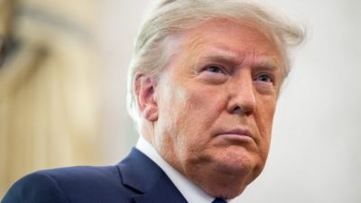 Президент Дональд Трамп наблюдает за церемонией вручения Президентской медали Свободы борцу Дэну Гейблу в Овальном кабинете Белого дома в Вашингтоне 7 декабря 2020 года. Saul Loeb/AFP via Getty Images