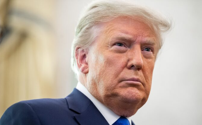 Президент Дональд Трамп наблюдает за церемонией вручения Президентской медали Свободы борцу Дэну Гейблу в Овальном кабинете Белого дома в Вашингтоне 7 декабря 2020 года. Saul Loeb/AFP via Getty Images