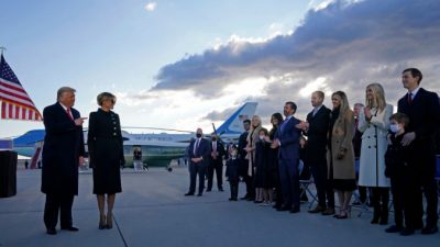 Президента Дональда Трампа и первую леди Меланию Трамп приветствуют дети и другие члены семьи Трампа на взлетно-посадочной полосе на совместной базе Эндрюс в Мэриленде 20 января 2021 г. Alex Edelman / AFP via Getty Images