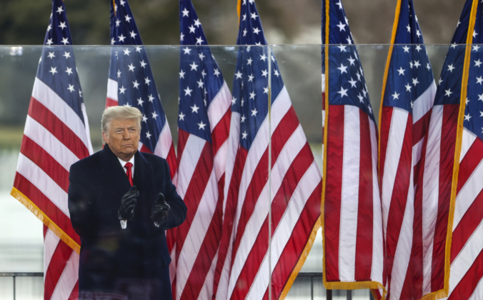 Президент Дональд Трамп приветствует толпу на митинге «Остановить кражу» в Вашингтоне, 6 января 2021 года. Tasos Katopodis/Getty Images