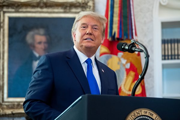 Что происходит в США: краткий обзор основных событий за 11 января Президент США Дональд Трамп выступает на церемонии вручения Президентской медали Свободы борцу Дэну Гейблу в Овальном кабинете Белого дома в Вашингтоне, округ Колумбия, 7 декабря 2020 года. SAUL LOEB/AFP via Getty Images) | Epoch Times Россия