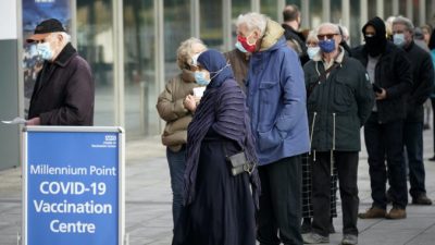 Вакцинированные люди могут по-прежнему распространять вирус COVID-19, заявил заместитель главврача Великобритании