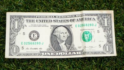 Друзья детства в шутку порвали доллар и договорились встретиться через 40 лет. Прошло 40 лет…