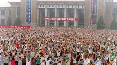 Более 10 000 последователей Фалуньгун выполняют медитацию стоя в китайской провинции Ляонин. В июле 1999 года лидер коммунистической партии Цзян Цзэминь начал кампанию преследования духовной дисциплины, которая продолжается по сей день. (Minghui.org)