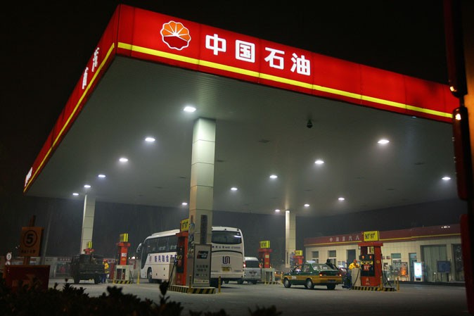 АЗС PetroChina в Пекине, 5 ноября 2007 года. Фото: Frederic J. Brown/AFP/Getty Images