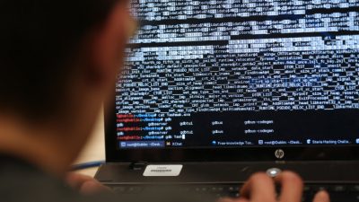 Китайские хакеры недавно взломали компьютерную сеть Политико-юридической комиссии в провинции Гуандун, получив данные о её сотрудниках. Фото: Thomas Samson/AFP/Getty Images