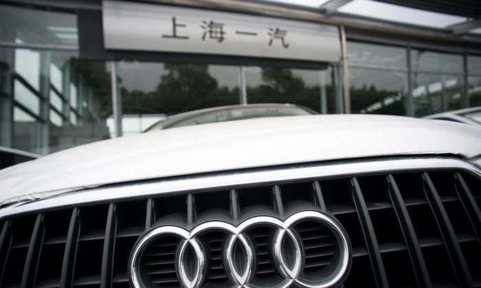 Audi в автосалоне в Шанхае, 6 августа 2014 года. Немецкий производитель роскошных автомобилей Audi и Chrysler из США совершили «монопольное поведение» в Китае и вскоре будут наказаны, заявил регулирующий орган страны. (ИОГАНН АЙЗЕЛЕ / AFP / Getty Images)