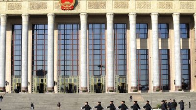 Служба безопасности перед съездом всекитайского собрания народных представителей в Пекине, 9 марта 2011 года. Фото: Liu Jin/AFP/Getty Images