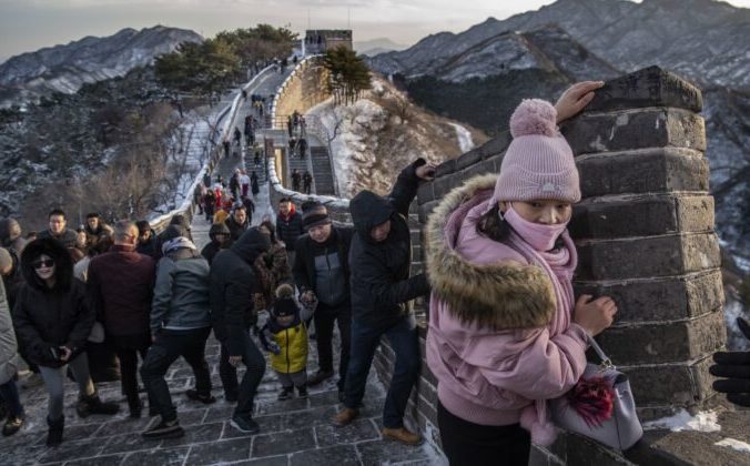 Туристы на Великой китайской стене зимой, Бадалин, Китай, 30 ноября 2019 года. Kevin Frayer/Getty Images | Epoch Times Россия