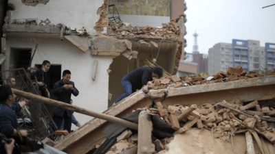 Хуан Суфан (в центре) тяжело перенесла снос своего дома, деревня Янцзи, провинция Гуандун, 21 марта 2012 года. Фото: STR/AFP/Getty Images