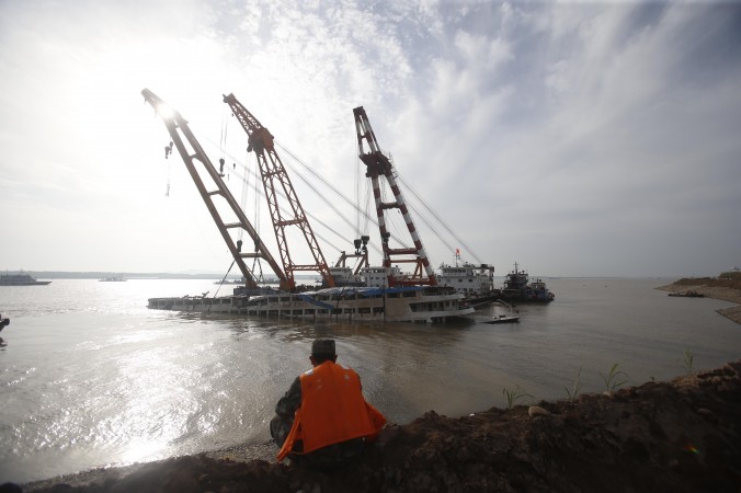 Спасатели поднимают перевернувшийся корабль на реке Янцзы в Цзинчжоу, Китай, 5 июня 2015 года. Фото: ChinaFotoPress/ChinaFotoPress via Getty Images