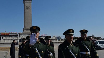 Китайская военизированная полиция охраняет площадь Тяньаньмэнь во время Всекитайского собрания народных представителей (ВСНП), Пекин, 6 марта 2014 года. MARK RALSTON/AFP via Getty Images