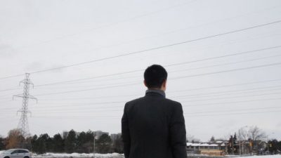 Джордж Чжэн, ныне живущий в Торонто, рассказывает, как он стал свидетелем извлечения органов у живых людей в провинции Шеньян, Китай, в 1990-х годах. Фото: Yi Ling/The Epoch Times