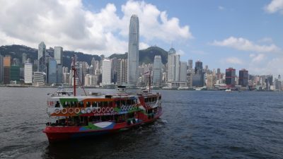 Паром Star Ferry пересекает гавань Гонконга. 10 июня 2014 года канцелярия Госсовета Китая издала официальный документ, изменяющий принцип «одна страна — две системы». Фото: David Rogers/Getty Images