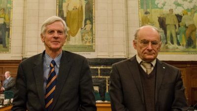 Бывший член Парламента Канады Дэвид Килгур (слева) и международный адвокат по правам человека Дэвид Мэйтас рассказали в подкомитете по правам человека об их семилетнем расследовании незаконных трансплантаций органов в Китае. Оттава, 5 февраля 2013 года. Фото: Matthew Little/The Epoch Times