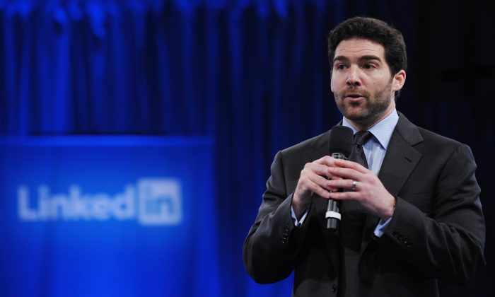 Самоцензура в Linkedin — цена за ведение бизнеса в Китае Генеральный директор LinkedIn Джефф Вайнер выступает в Музее истории компьютеров в Маунтин-Вью, штат Калифорния, 26 сентября 2011 года. В феврале Вайнер объявил, что LinkedIn будет подчиняться китайской цензуре. (Мандель Нган / AFP / Getty Images)