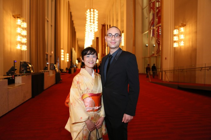 Незабываемое выступление симфонического оркестра Shen Yun Офицер ВМФ США Николас Мэйтос и его супруга Сатоко Кимура посетили концерт симфонического оркестра Shen Yun в Кеннеди Центре в Вашингтоне 11 октября 2015 г. Фото: Lisa Fan/Epoch Times