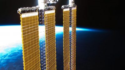 Солнечные батареи на Международной космической станции. Китай хочет построить космические солнечные коллекторы во много раз больше, чтобы отправлять энергию обратно на землю с помощью лазера или микроволнового излучения (НАСА).