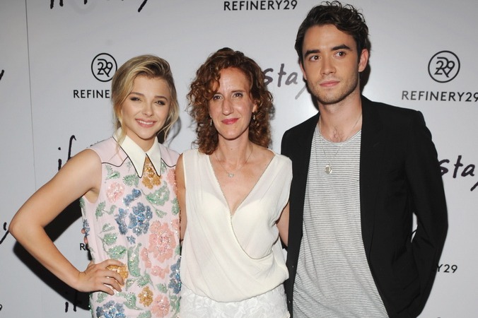 «Если я останусь». Хлоя Грейс Морец, писательница Гейл Форман и Джейми Блэкли на премьере фильма «Если я останусь» в Нью-Йорке. Фото:  Brad Barket/Getty Images | Epoch Times Россия