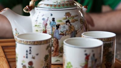 Этикет чайной церемонии ― «постукивание пальцами в благодарность»