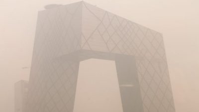 Сильное загрязнение окружает здание штаб-квартиры Центрального телевидения Китая (CCTV) в Пекине 18 января 2012 года. О новогоднем гала-концерте CCTV в следующем году не было объявлено, что привело к предположениям о том, что оно могло быть прекращено из-за скандала с телекомпанией. (Эд Джонс / AFP / Getty Images)
