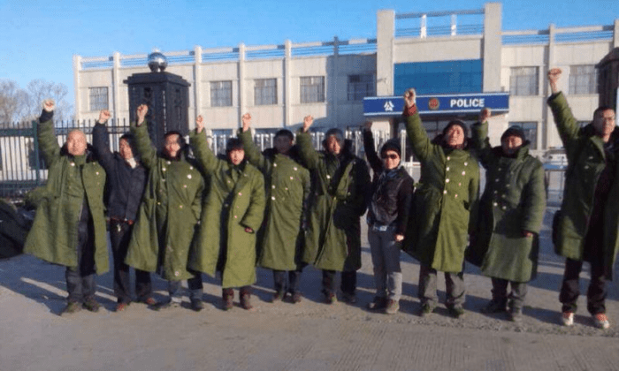 27 марта 10 адвокатов и граждан протестуют перед полицейским участком Цзяньаньцзян в провинции Хэйлунцзян, призывая освободить задержанных адвокатов, которые протестовали против содержания китайских граждан в черной тюрьме. Китайские активисты заявили, что объект был закрыт 28 апреля 2014 г. (New Tang Dynasty Television)
