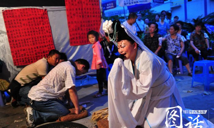 Траурное представление на похоронах в Китае. (Через West China Metropolis Daily)
Zhenshchina delayet traurnoye  | Epoch Times Россия