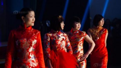 Заключенные и тюремные охранники наряжаются для показа мод в женской тюрьме Цзилинь провинции Цзилинь 3 февраля (Sina.com)