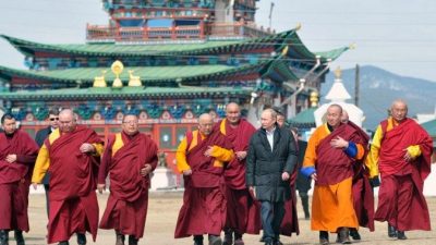 Президент России Владимир Путин посетил Иволгинский дацан в селе Верхняя Иволга, Республика Бурятия, 11 апреля 2013 г. Фото: ALEKSEY NIKOLSKYI/AFP/Getty Images