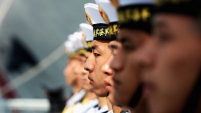 Китайские моряки стоят строем на военном корабле, порт Циндао, провинция Шаньдун, 22 апреля 2009 г. Фото: Guang Niu/Getty Images