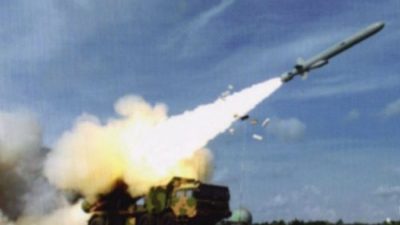 Запуск противокорабельная ракета большой дальности, предположительно, по острову Вуди в Южно-Китайском море. Изображение появилось в сообщении в блоге на китайском Weibo и могло показывать новый шаг в использовании китайским режимом оружия на спорных островах. (Weibo, через IHS Jane's)